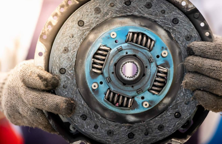 Cómo alargar la vida del embrague en atascos de Madrid y no gastar 800€ antes de tiempo